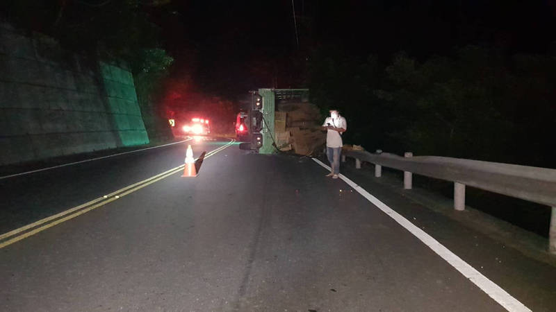 游姓大貨車司機昨晚途經北宜公路45公里處翻車，車上紙板撒落一地，游姓司機一度受困車內，自行爬出。（記者闕敬倫翻攝）