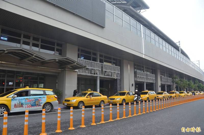 屏東火車站計程車排班，縣籍計程車並沒有優先權，引起運將抱怨。（記者葉永騫攝）