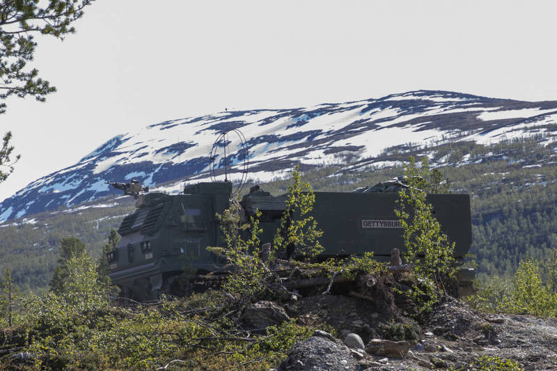 M270多管火箭發射車深入一片白雪皚皚的極圈地區，證明了美軍能在高緯度、寒冷的高山地區執行戰鬥任務。（圖翻攝自DVIDS官網）