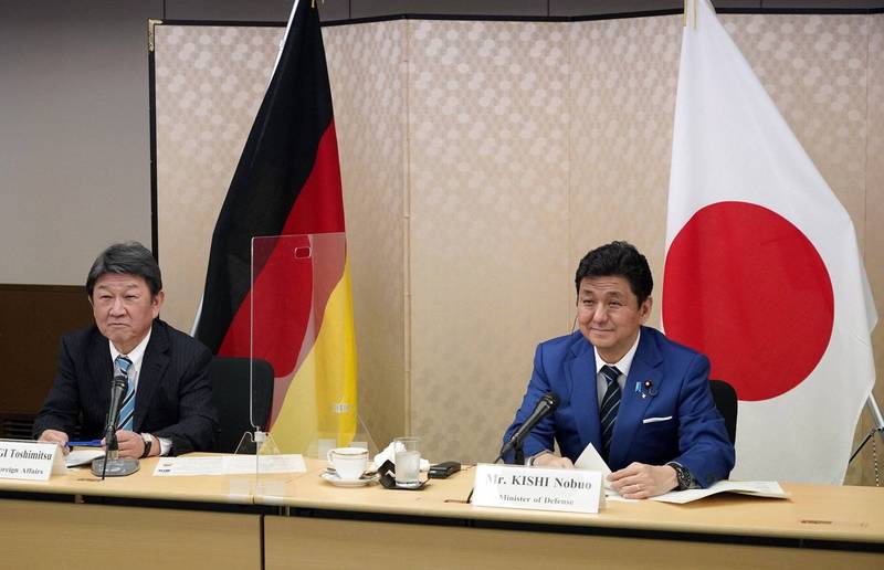 日本防衛大臣岸信夫（右）在東南亞國家協會（ASEAN）防長擴大會議中強調，「台灣海峽的和平與穩定，不僅對於地區而且對國際社會都很重要」。（資料照，歐新社）