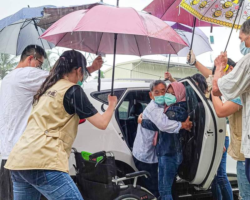 屏東縣社工們冒雨為長輩遮雨，獲得好評。（翻攝潘孟安臉書）