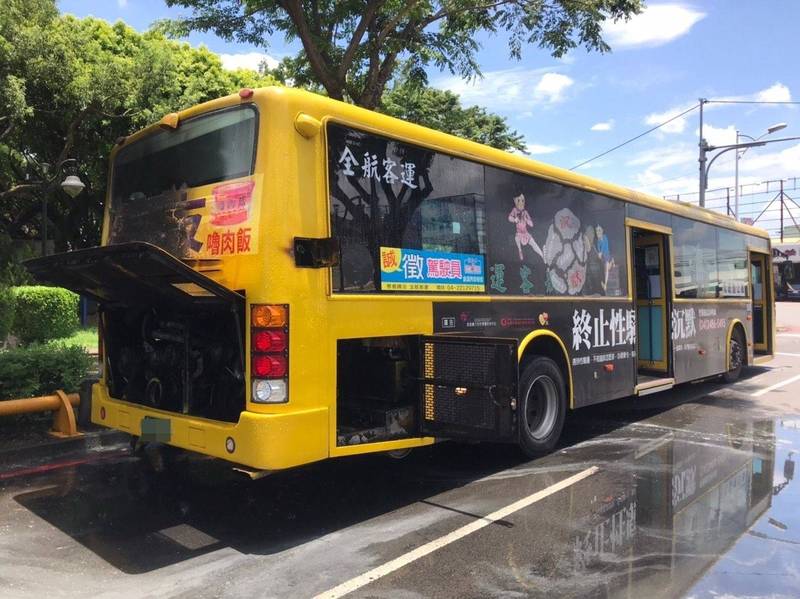 台中1輛全航客運公車，今天中午行經大里時後方起火，公車後方明顯燻黑。（記者陳建志翻攝）