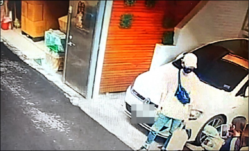 23歲義務役軍人梁偉強(戴帽者)與王姓女子(下方黑衣女)談判要求復合被拒,持槍朝王女開槍,王女送醫不治。(記者林宜樟翻攝) 23歲義務役軍人梁偉強(戴帽者)與王姓女子(下方黑衣女)談判要求復合被拒,持槍朝王女開槍,王女送醫不治。(記者林宜樟翻攝)