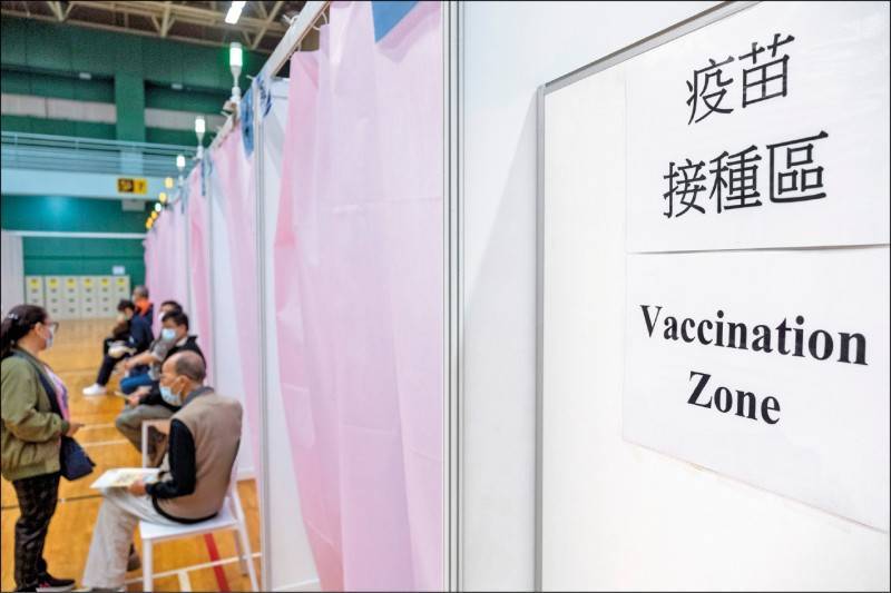 自港府開始推動疫苗接種以來，總共已接種超過304萬劑，圖為香港一處專門施打科興疫苗的中心，當局接獲74例不良反應個案，其中包含3例嚴重過敏，一共獲賠45萬元港幣（約台幣160.6萬元）。示意圖。（彭博）
