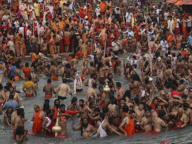 印度第2波疫情在4、5月大爆发，当时有数以百万计印度教徒涌往北阿坎德邦参加宗教盛事「大壶节」。（美联社）(photo:LTN)