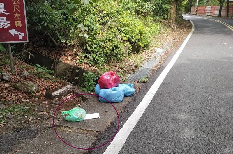 居家隔離者在垃圾包下留下紙條（紅圈處），向基層人員致謝。（南市環保局提供）