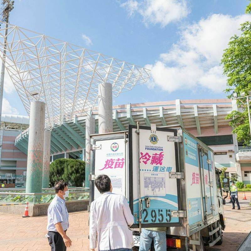 桃園市用疫苗冷藏運送車配送疫苗。（擷自鄭文燦臉書）