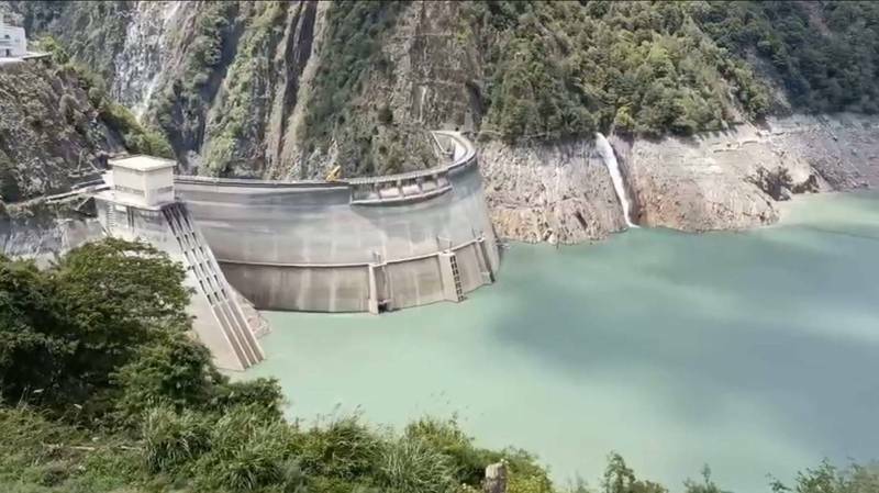 德基水庫集水區未下雨，大甲溪發電廠盼鋒面再為水庫帶來進帳。（記者張軒哲翻攝）