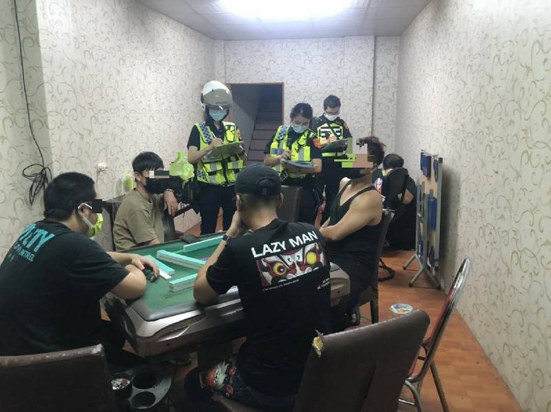 彰化縣警方在彰化市的酒吧樓上查獲5人群聚打麻將。（記者劉曉欣翻攝）