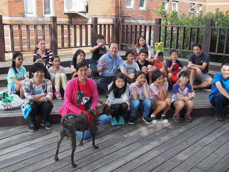 大園區菓林國小校犬「小虎」三進三出校園，從浪浪變身校犬。（菓林國小提供）