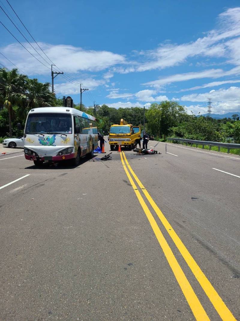 大型重機騎士今早在台3線北上89公里下坡彎道衝撞對向來車，彈飛倒地，慘遭小巴士煞車不及輾過。（記者廖雪茹翻攝）