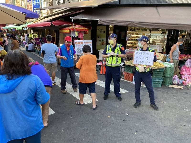 苗栗縣警察局持續落實協助縣內市場「分流採買」防疫政策，各市場井然有序。（圖由警察局提供）