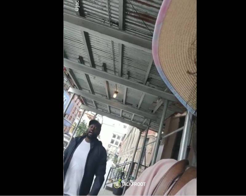 网路论坛「Reddit」流传一段影片，一名黑人呛亚裔女子为「臭X子」，引发网友批评。（翻摄自Reddit）(photo:LTN)