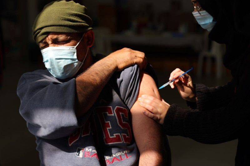 以色列與巴勒斯坦簽署疫苗交換協議，以色列將運送百萬疫苗至巴勒斯坦，但卻因快過期被拒絕。圖為在加薩走廊的巴勒斯坦人接種疫苗。（路透）