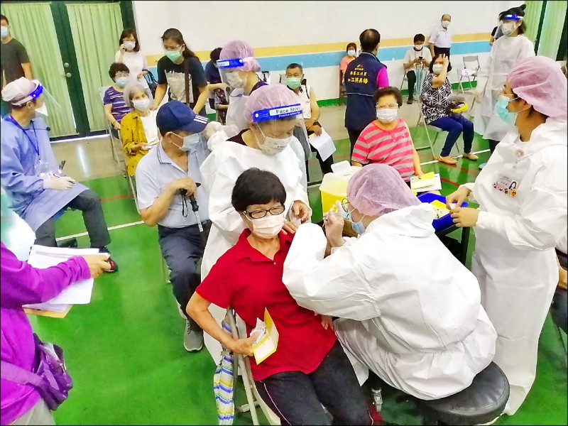 台中市府開放鄰長施打疫苗，引起爭議。指揮中心指揮官陳時中昨表示，不能排擠到七十五歲以上長者接種，且必須符合會接觸到居家檢疫或隔離民眾的第一線人員能接種，同時經造冊後施打，希望地方政府能將行政程序完備。（台中市政府提供）