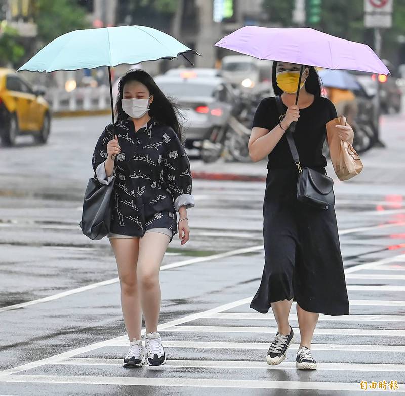 明天中南部易有短暫陣雨或雷雨，南部雨勢持續，可能有短時強降雨，北部因鋒面接近也有局部短暫陣雨或雷雨。（記者陳志曲攝）