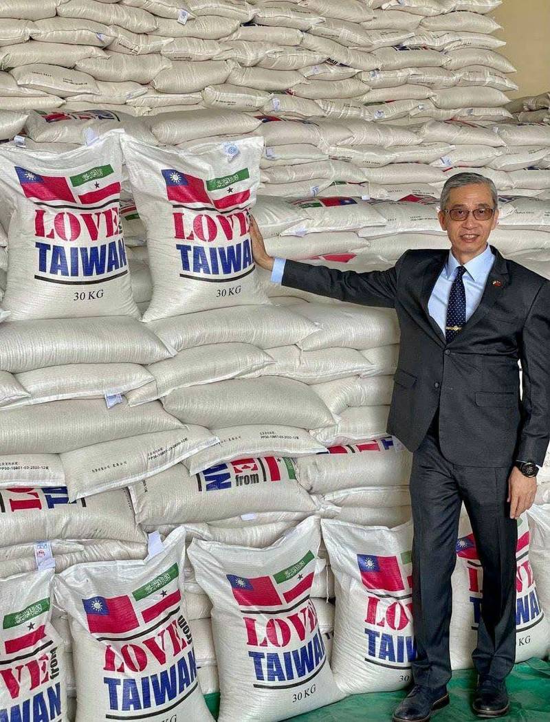台灣駐索馬利蘭代表處20日將米袋印有「來自台灣的愛心」字樣的560噸白米贈予索馬利蘭政府。（圖由駐索馬利蘭代表處提供）
