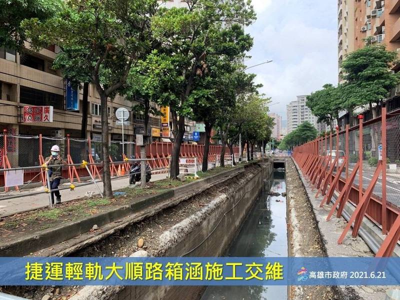 高雄輕軌大順路段初階圍籬昨晚完工林欽榮 上午尖峰車流正常 生活 自由時報電子報
