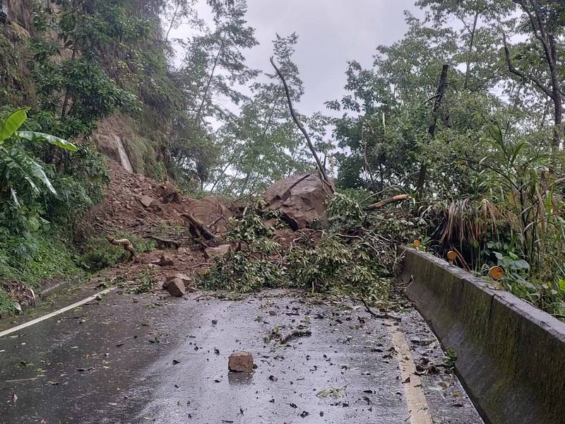 今上午嘉義降下暴雨，在166縣道73K、嘉義縣竹崎鄉路段，發生山壁崩塌災情。（記者王善嬿翻攝）