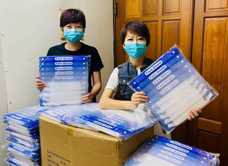 里鄰防疫多一層保護 陳亭妃捐贈2000防護面罩 - 生活 - 自由時報電