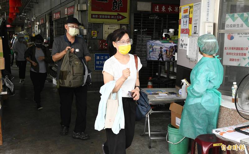 北農疫情截至目前已有45人確診，台北市府21日啟動防疫專車將北農、第二果菜批發市場100多人分批送往和平醫院快篩。（記者廖振輝攝）