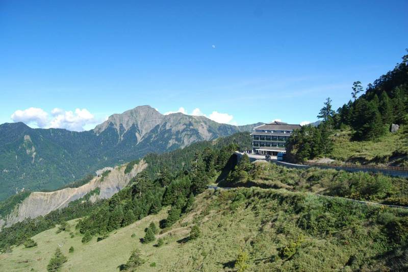 合歡山是夏季避暑好去處，松雪樓也是最方便的住宿據點。（東勢林管處提供）