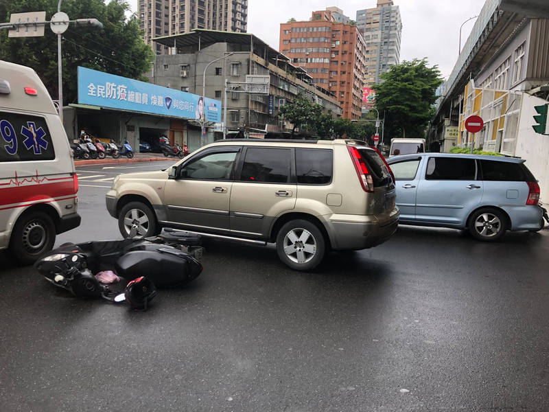 林男今早騎經板橋區民生路與縣民大道，疑天雨打滑自摔，左手當場骨折，送醫後幸無大礙。（記者闕敬倫翻攝）