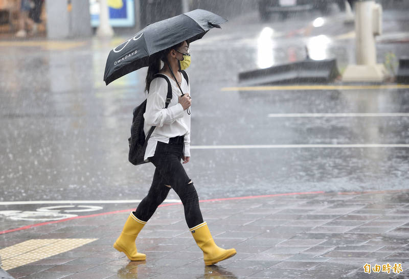 受滯留鋒面及西南風影響，台北地區22日大雨不斷，這波梅雨鋒面將影響台灣近一整週，民眾外出應多加留意。（記者羅沛德攝）