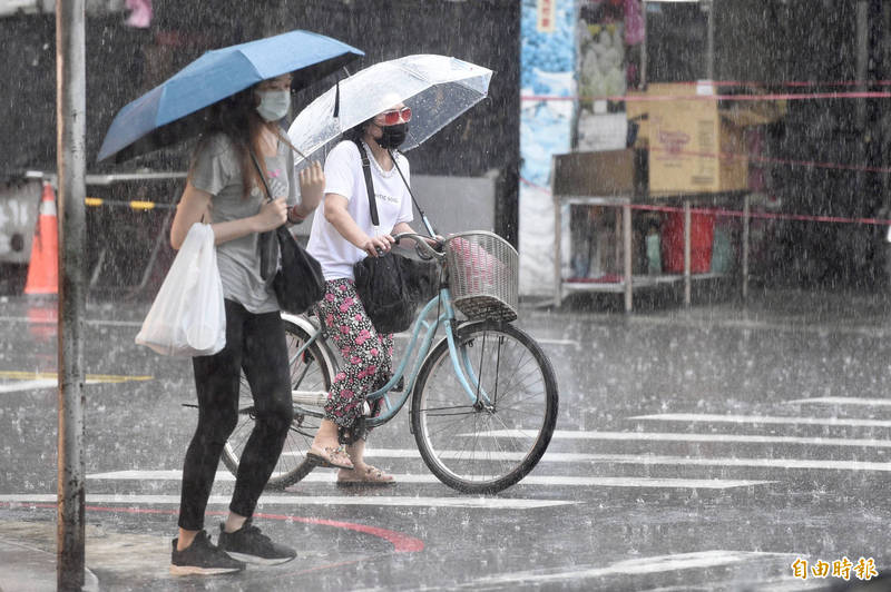 受到滯留鋒面及西南風影響，今晚至明天各地易有短延時強降雨。（資料照）