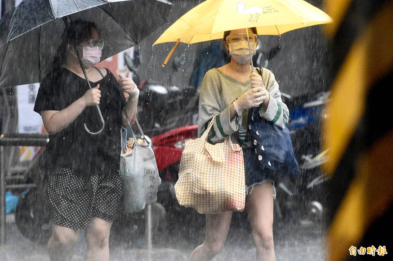 中央氣象局今日傍晚5點55分針對基隆市、台北市、新北市發布大雷雨特報（雷雨編號0144）。（資料照）