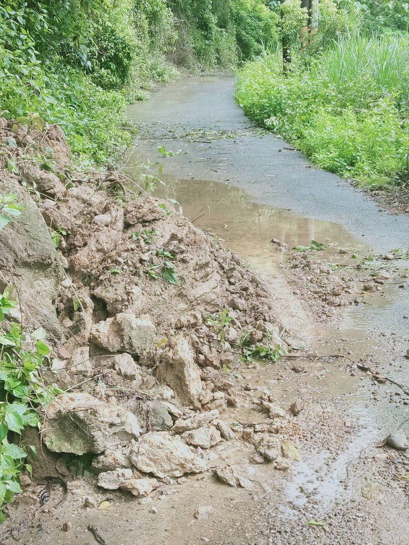 降雨趨緩，六龜區新威土石崩塌情形緩解。（讀者提供）