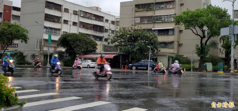 高市今持續受滯留鋒面及西南風影響，仍有局部陣雨或雷雨。（記者陳文嬋攝）