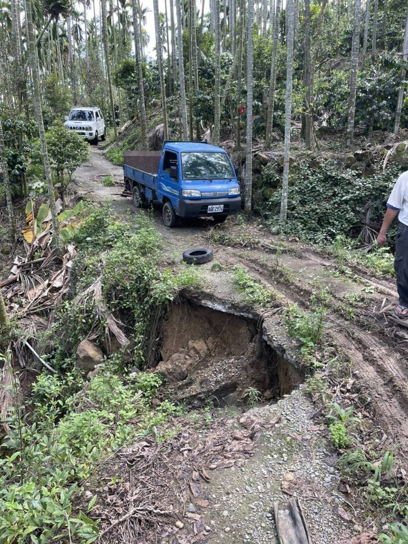 國姓鄉福龜村2鄰的冷巖分支路段路基掏空流失過半，人車通行險象環生。（村長邱昌賢提供）