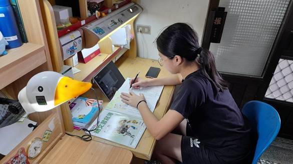 竹苗DOC協力助學，提供平板電腦借用苗栗縣公館鄉福基國小學童居家線上學習。（圖由竹苗DOC提供）