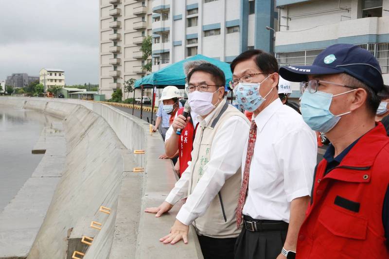 市長黃偉哲視察三爺溪中華醫大河段的整治工程，以及防汛整備的情形。（南市府提供）