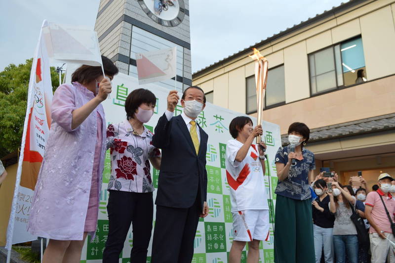 駐日代表謝長廷今天拜訪靜岡縣，獲該縣島田市市長染谷絹代之邀見證該市的聖火傳遞儀式。（駐日代表處提供）