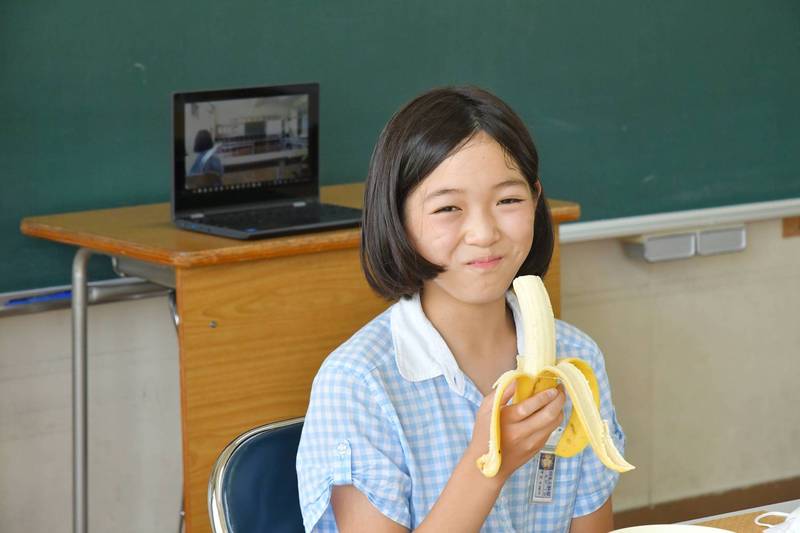 笠間當地小學學童在品味美味的香蕉時展露出滿足而幸福的笑靨。（圖取自臉書＿日本笠間台灣辦事處）