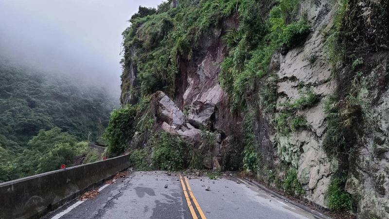 東富公路39k+700路段今天發生山壁崩落。（記者黃明堂翻攝）