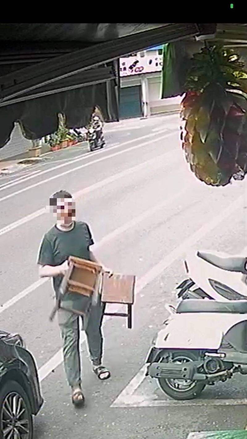 2名男子持木椅砸台東市光明路的滷味店。（警方提供）