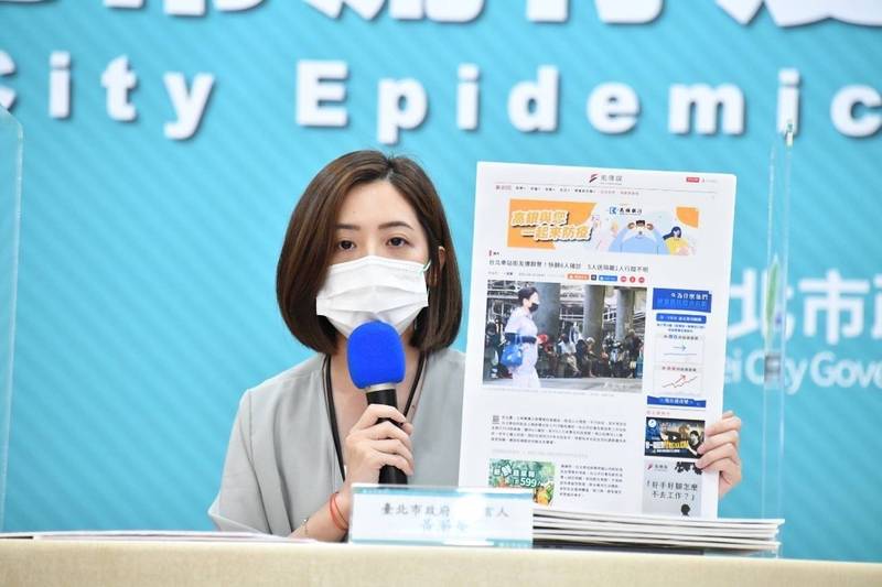 台北市政府獨創「打假新聞專區」，於記者會後發言人公開媒體、記者姓名，列看板開炮直批假新聞，另點名議員質詢資料有誤；圖為台北市政府副發言人黃瀞瑩。（北市府提供）