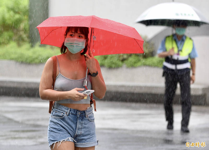 因滯留鋒面影響，各地易有短延時強降雨，今（24）日台中、南投、高雄、屏東地區及苗栗以北、宜蘭、花蓮山區有局部大雨發生的機率。（資料照）
