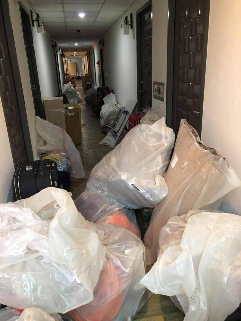 移工的私人物品，被像垃圾一樣堆在走廊。（圖擷取自曾玟學臉書）