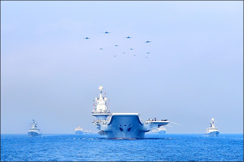 圖為中國「遼寧號」航空母艦在南海水域進行操演。（路透檔案照）