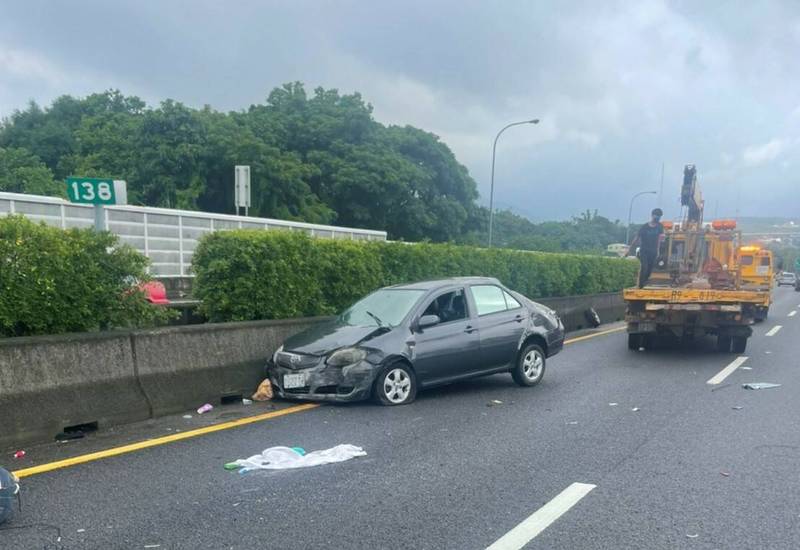 中山高南下138公里苗栗銅鑼路段，下午近4點發生轎車自撞內側護欄事故，男駕駛被拋出車外，頭部重創送醫不治。（民眾提供）