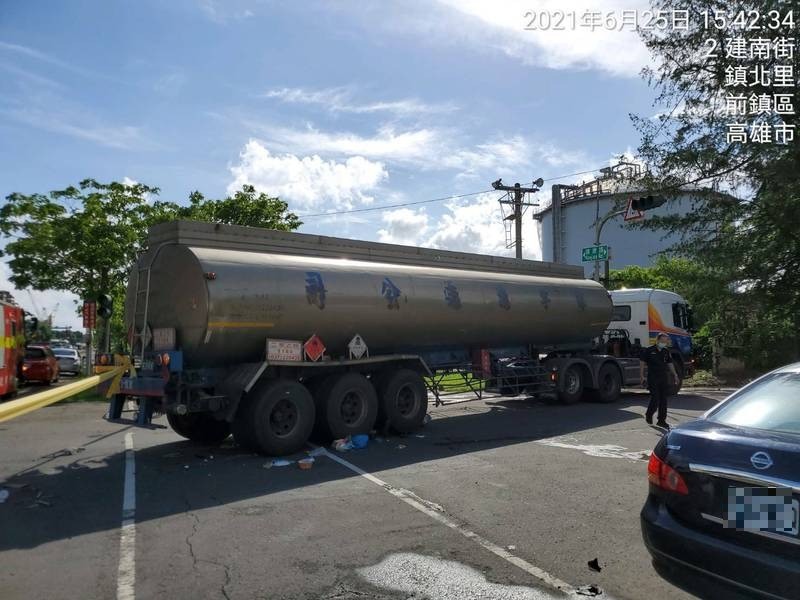 裝載二氯乙烷的化學槽車疑未依燈號右轉，與一部機車擦撞，騎士當場被輾斃。（民眾提供）