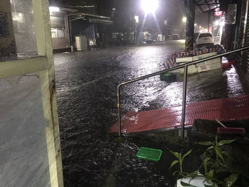 屏東林邊雨量冠全台，已出現積水。（記者陳彥廷翻攝）