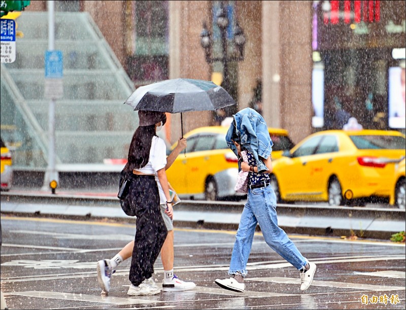 氣象局提醒民眾，這幾天中南部仍有短暫陣雨或雷雨，且可能出現局部性大雨。（記者羅沛德攝）