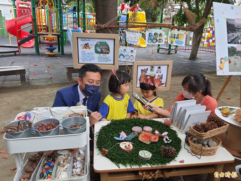 新竹市華德福非營利幼兒園明天起開放線上報名，有120個名額。圖為市長與幼兒互動情形。（記者洪美秀攝）