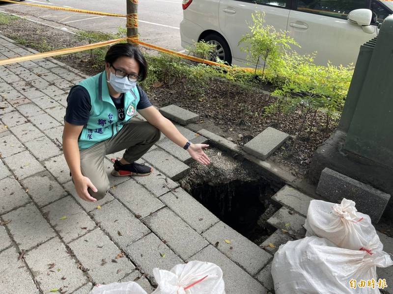 市議員鄭功進服務處特助鄭紹頡接獲民眾反映人行道無預警塌陷，第一時間通報新工處先行設置加強警示圍籬。（記者何宗翰攝）