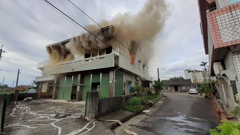 嘉義縣民雄住宅火警，火勢驚人。（讀者提供）